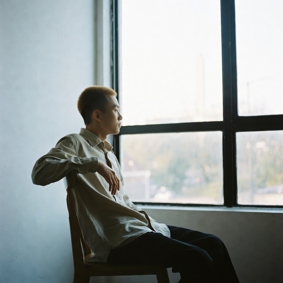 Osoba praktykująca celową nudę poprzez siedzenie w ciszy bez żadnych rozpraszaczy, odbudowuje koncentrację uwagi.