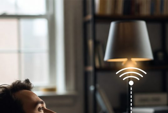 Розумний дім $5: Автоматизуйте світло за допомогою цього простого трюку. 🏠💡 Людина використовує голосову команду за допомогою розумної колонки, щоб керувати лампою, підключеною до розумної вилки.