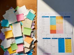 Time-Blocking: The Secret Weapon of Highly Successful People. ⏰⚔️ A visual comparison between a disorganized to-do list and a structured, time-blocked daily schedule blueprint.