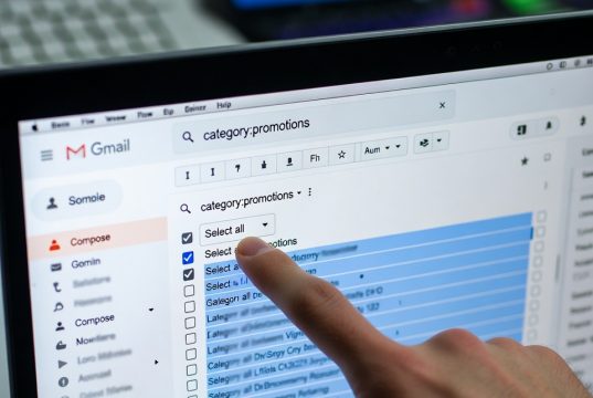 Як очистити поштову скриньку Gmail з 10 000 до нуля за одну годину. 🚀 Рука, яка вибирає тисячі рекламних листів у Gmail за допомогою пошукового трюку "category:promotions".