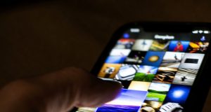 10 funzioni nascoste dell'iPhone che vi faranno sentire un genio della tecnologia Un dito che seleziona più foto dell'iPhone contemporaneamente trascinandole in diagonale sullo schermo.