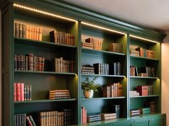 Хаки від IKEA: 7 геніальних способів перетворити вашу книжкову шафу Billy Вбудована книжкова шафа від підлоги до стелі з декількох модулів IKEA Billy, пофарбована в глибокий смарагдово-зелений колір з класичним білим молдингом на коронці.