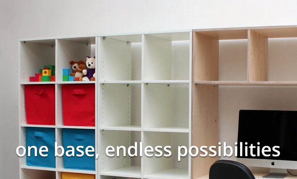 Tiga variasi dari unit rak IKEA yang sama yang disesuaikan untuk kebutuhan penyimpanan yang berbeda: mainan, anggur, dan meja. Tiga variasi dari unit rak IKEA yang sama yang disesuaikan untuk kebutuhan penyimpanan yang berbeda: mainan, anggur, dan meja.